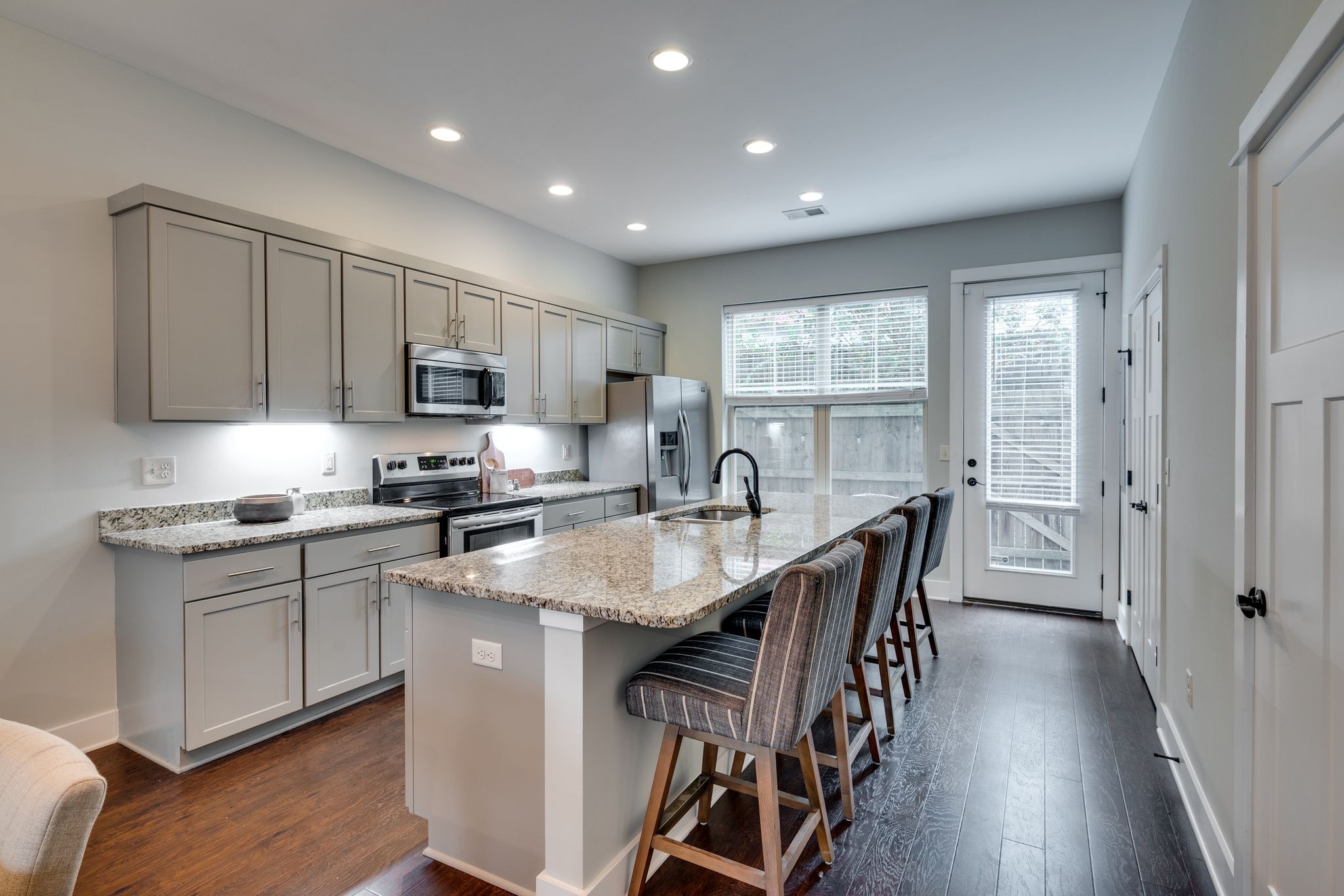 1106 Stratford Ave Unit: 3