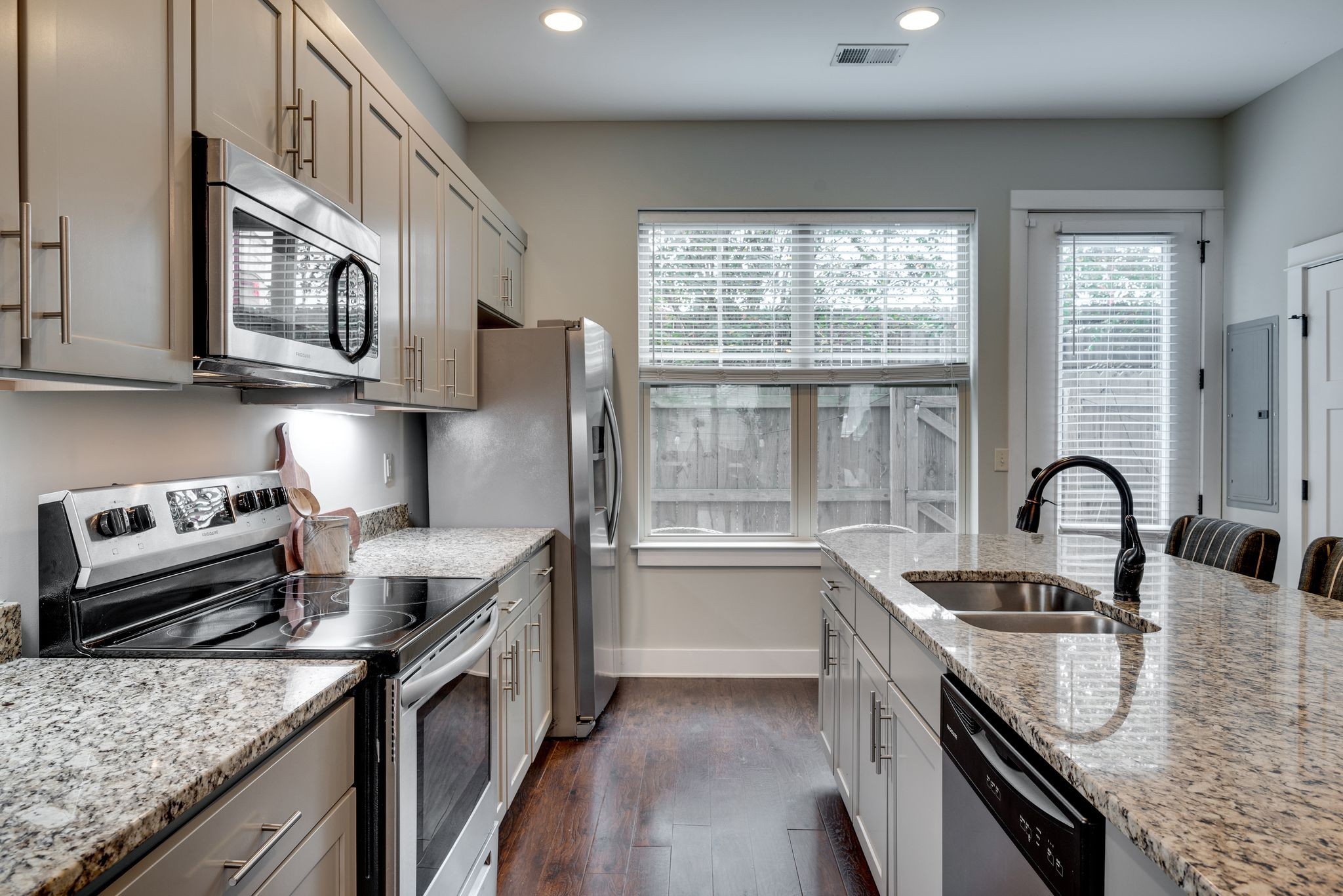 1106 Stratford Ave Unit: 3
