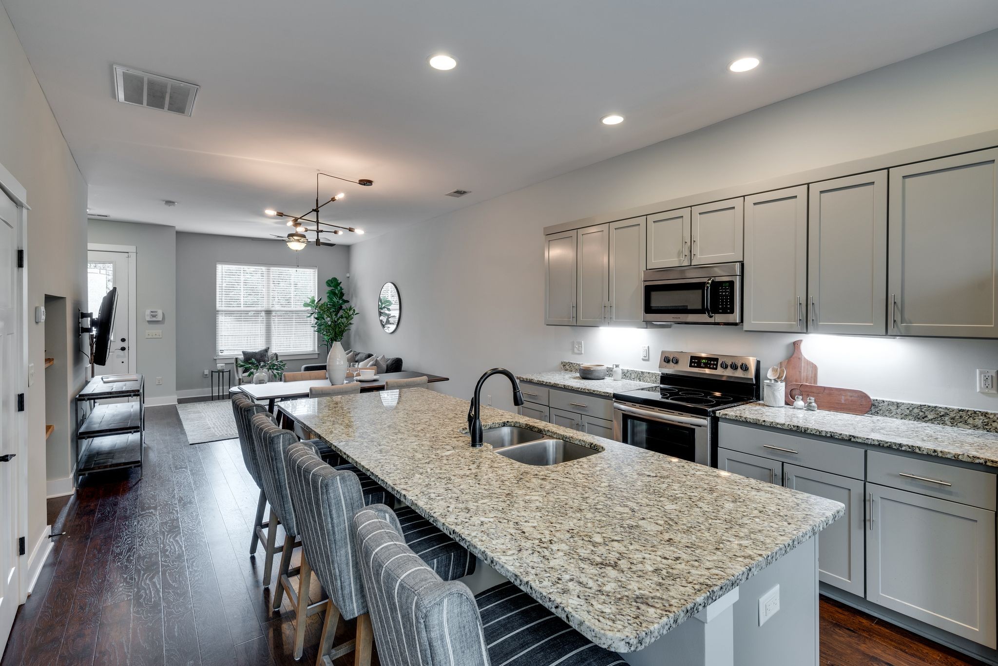 1106 Stratford Ave Unit: 3