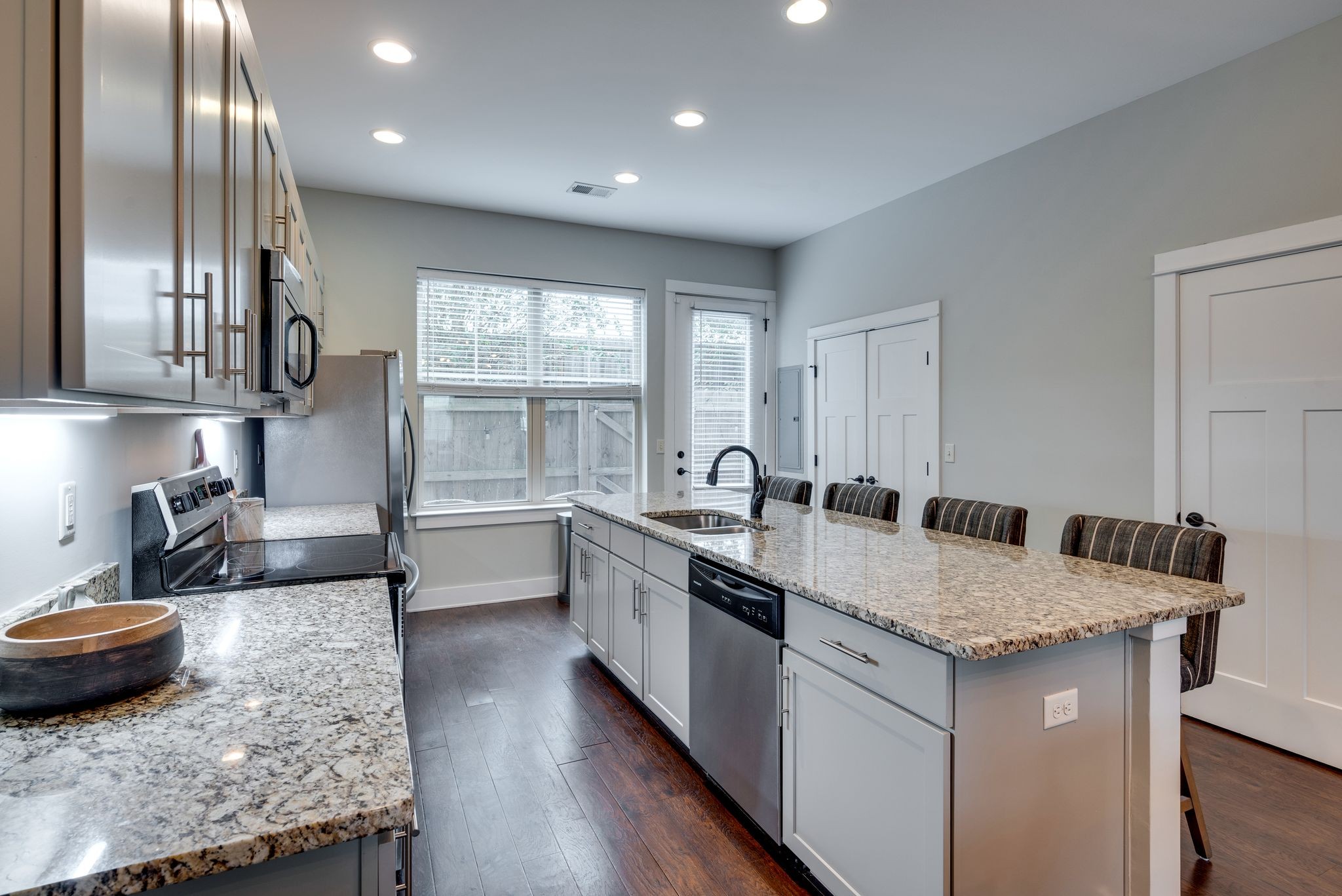 1106 Stratford Ave Unit: 3