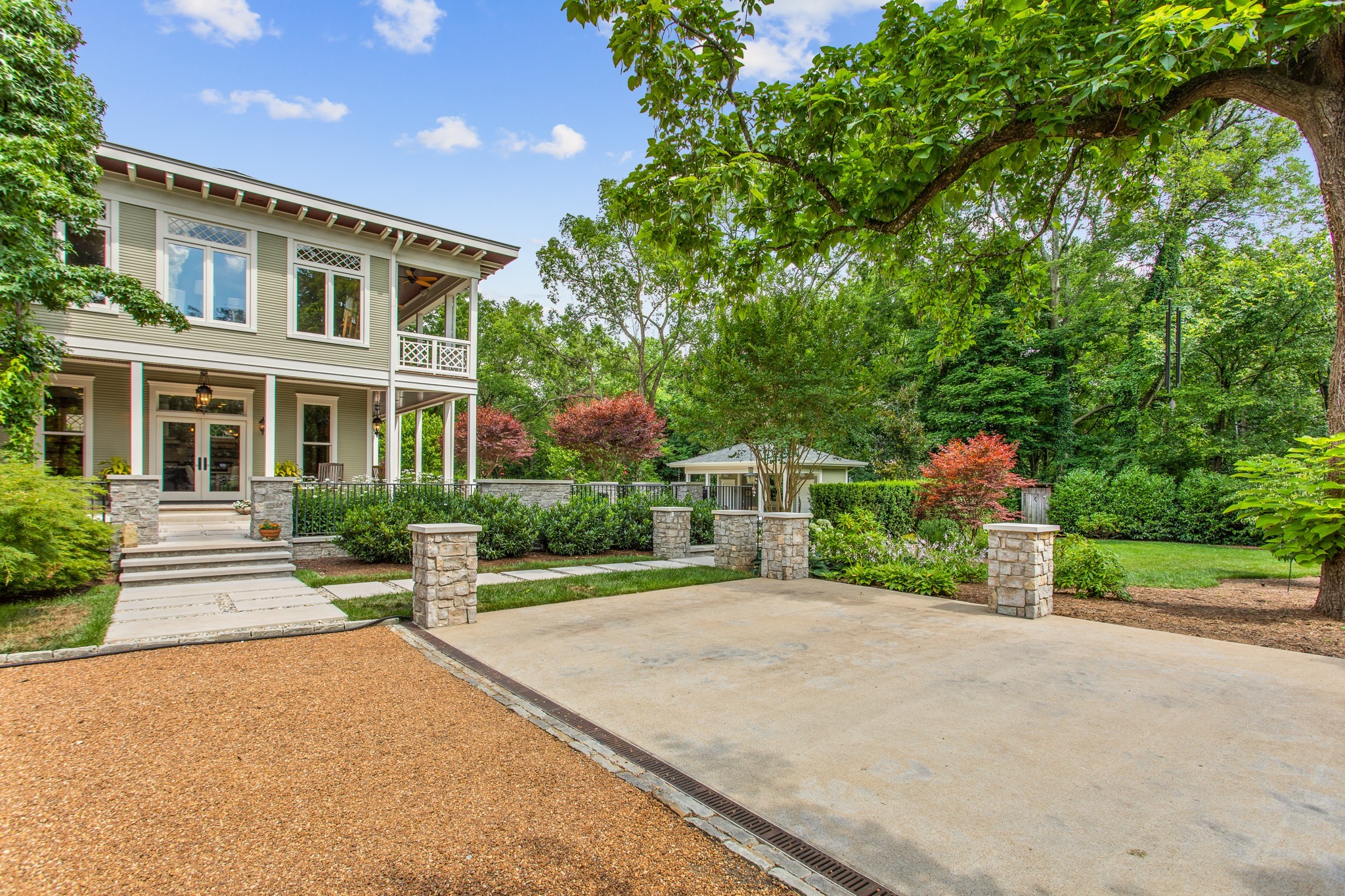 1015 Clifton Ln