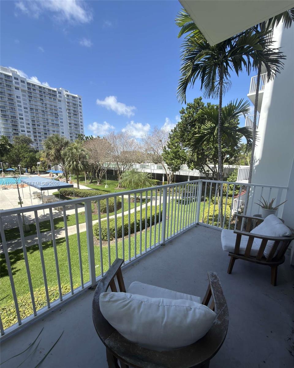 2851 NE 183rd St # 212E