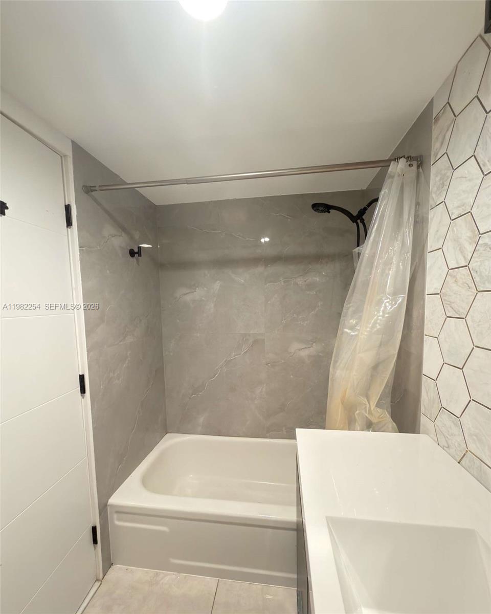 2851 NE 183rd St # 212E