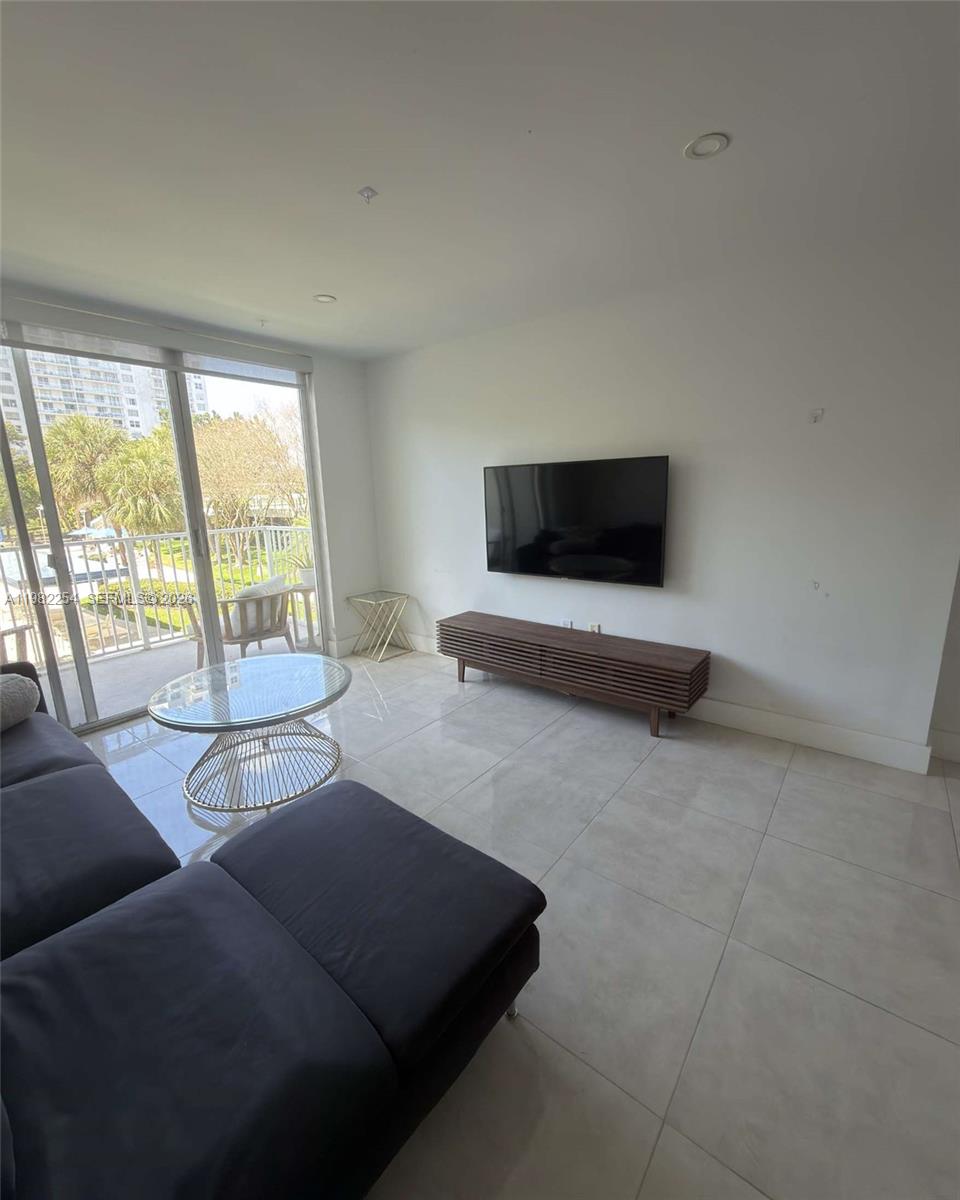 2851 NE 183rd St # 212E