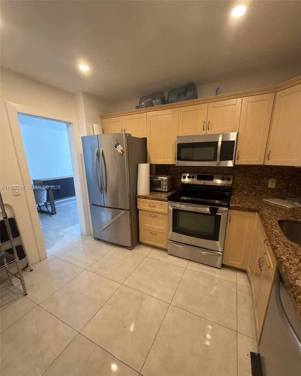 2851 NE 183rd St # 212E