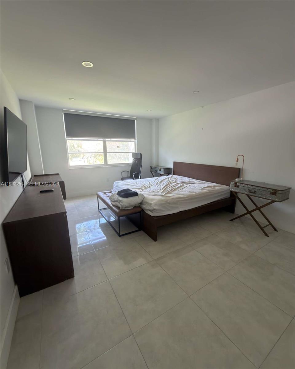 2851 NE 183rd St # 212E