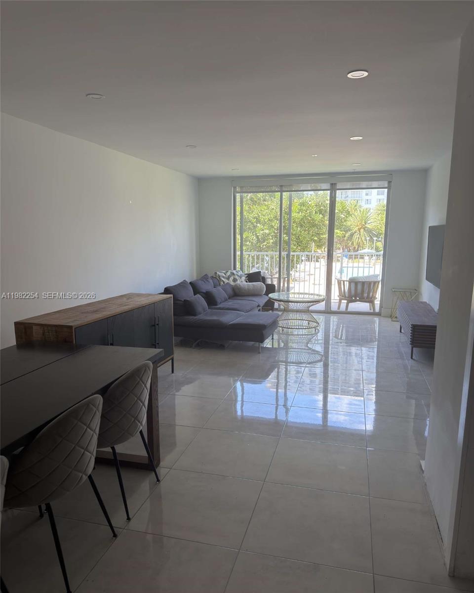 2851 NE 183rd St # 212E