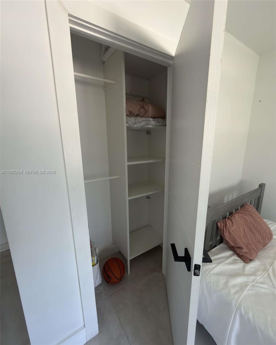 2851 NE 183rd St # 212E