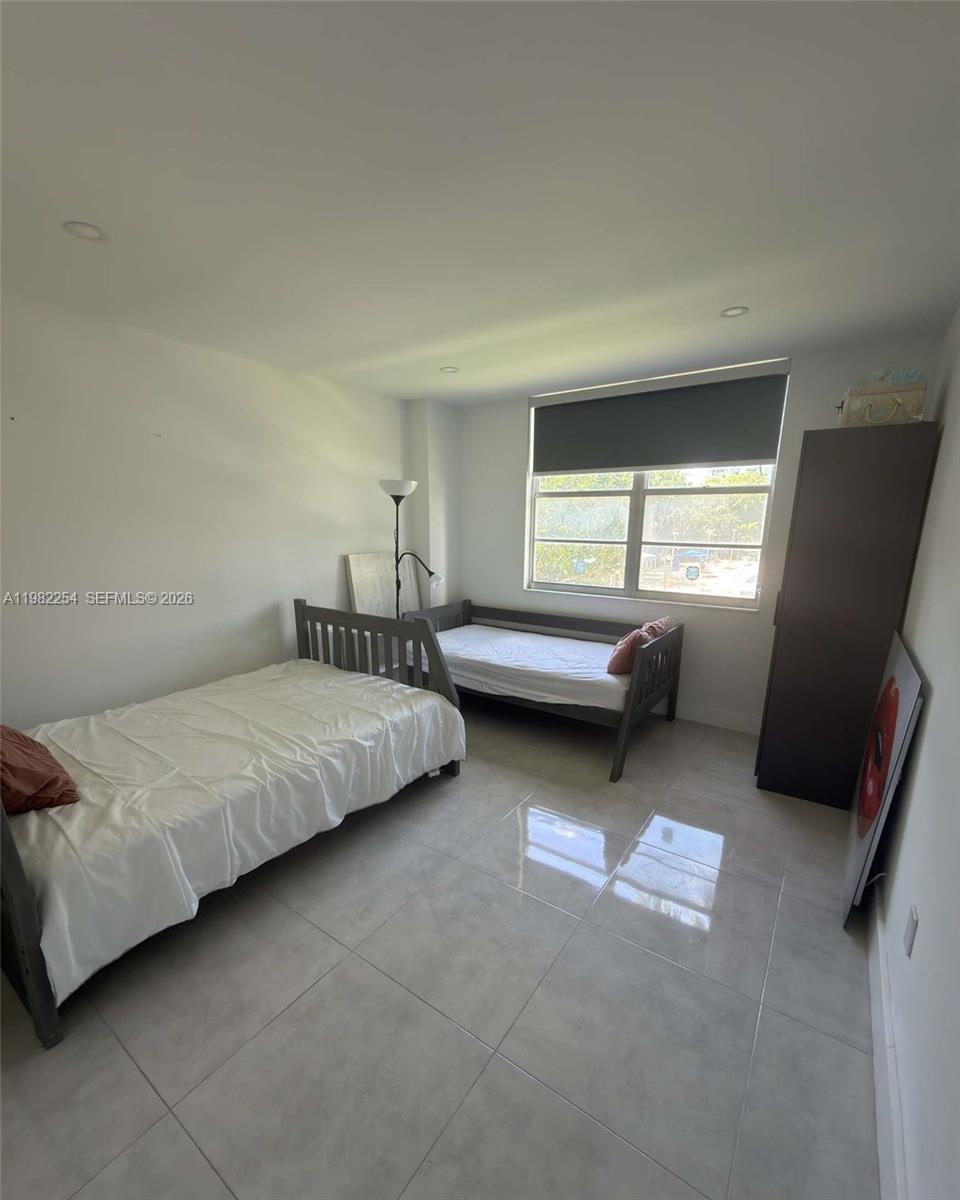 2851 NE 183rd St # 212E