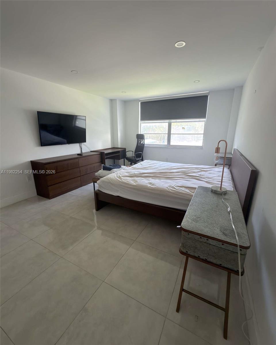 2851 NE 183rd St # 212E