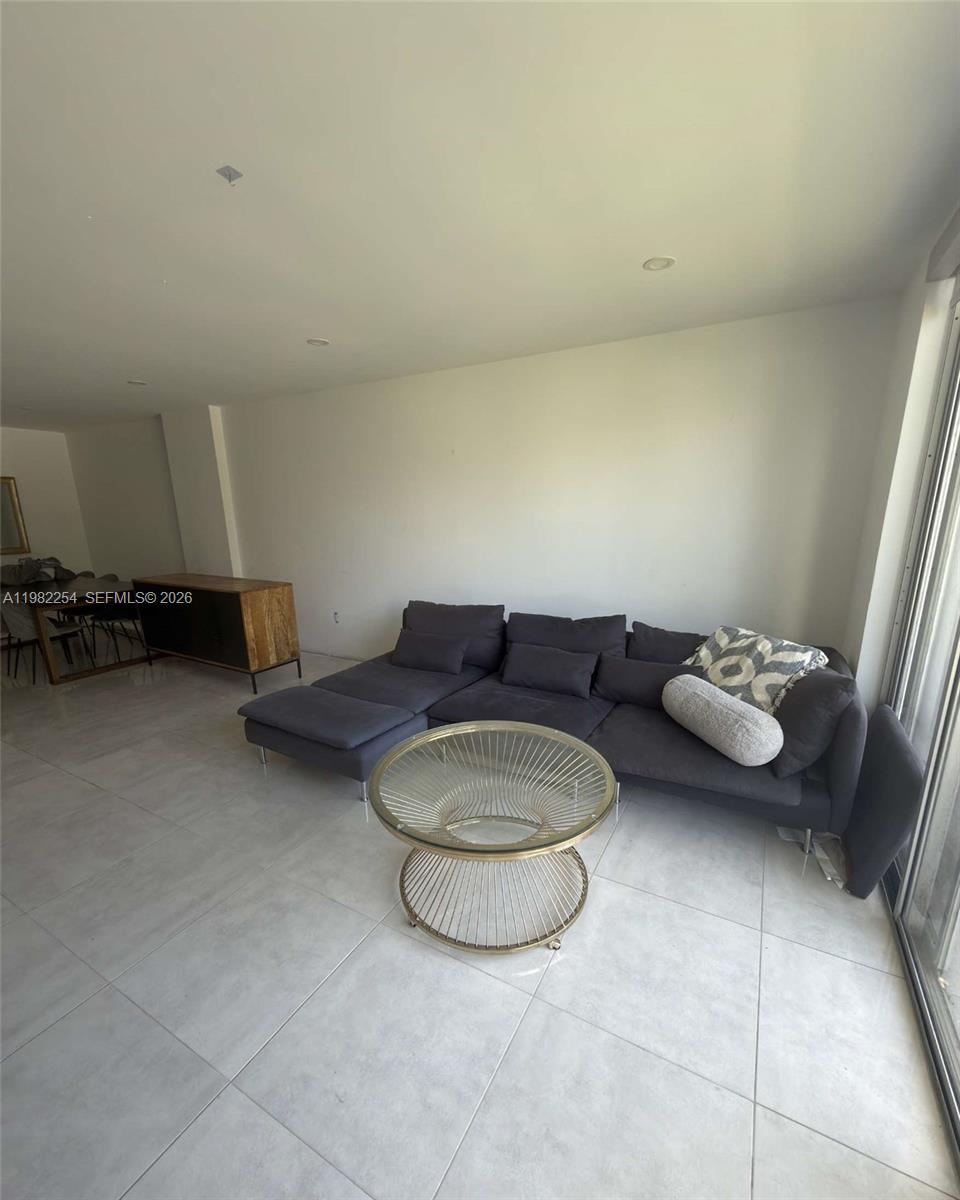 2851 NE 183rd St # 212E