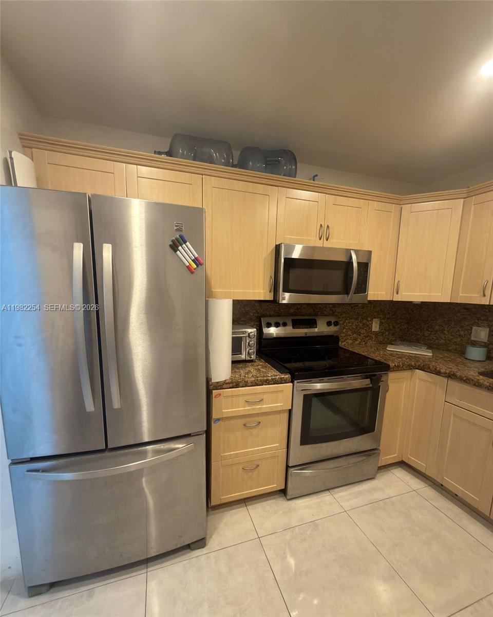 2851 NE 183rd St # 212E