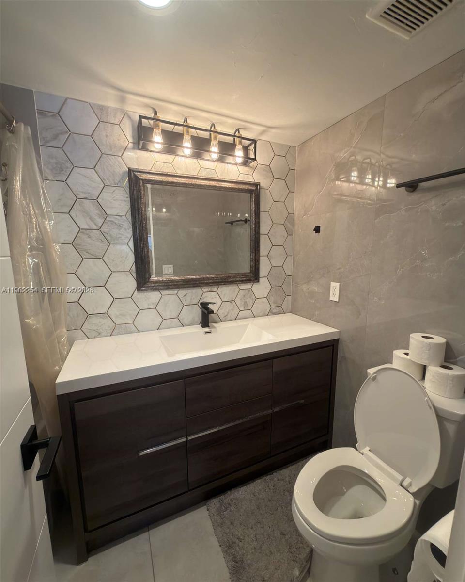 2851 NE 183rd St # 212E