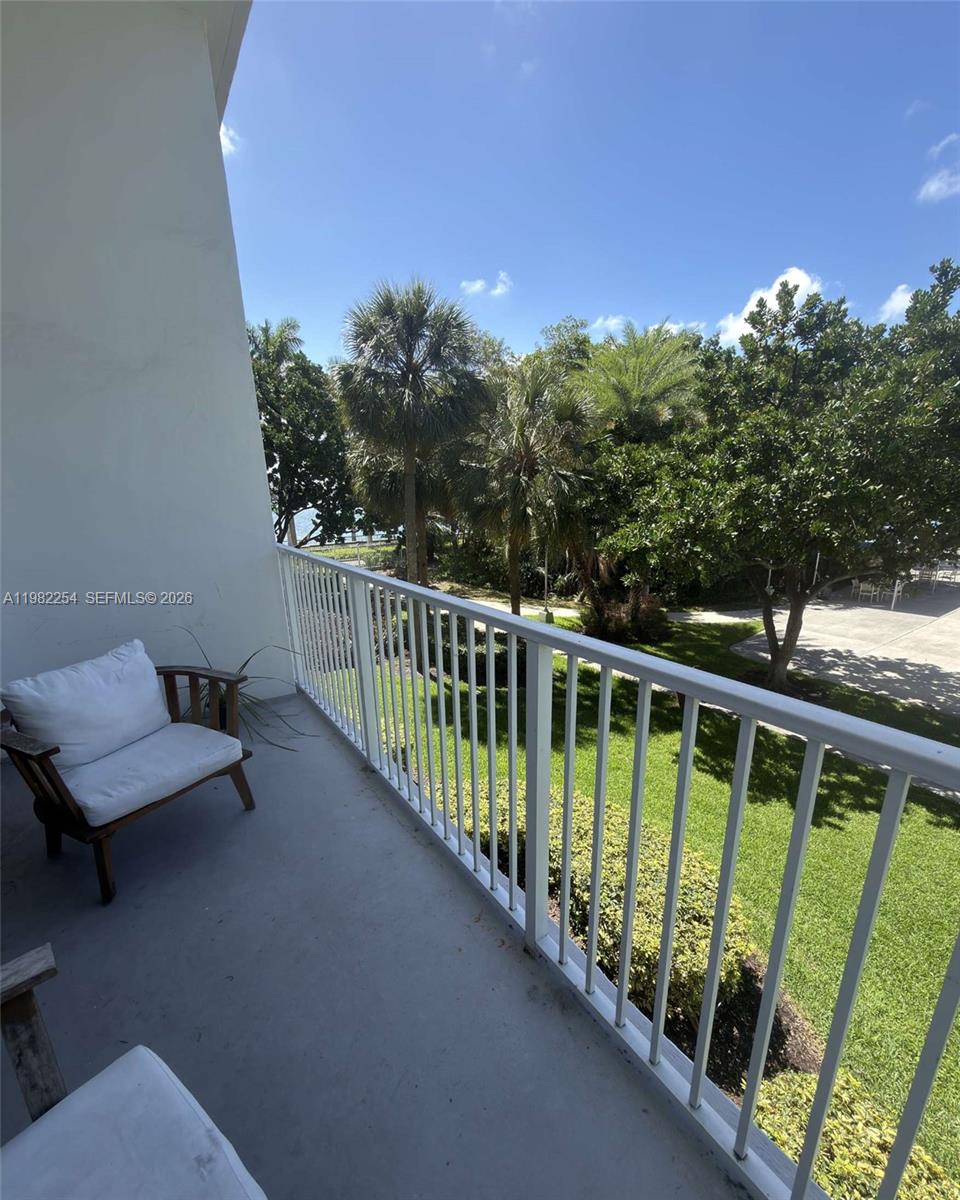 2851 NE 183rd St # 212E