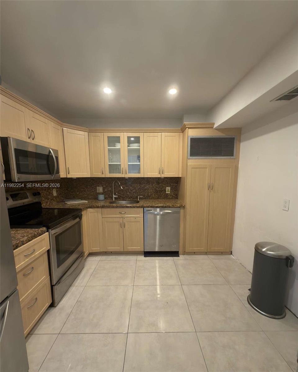 2851 NE 183rd St # 212E