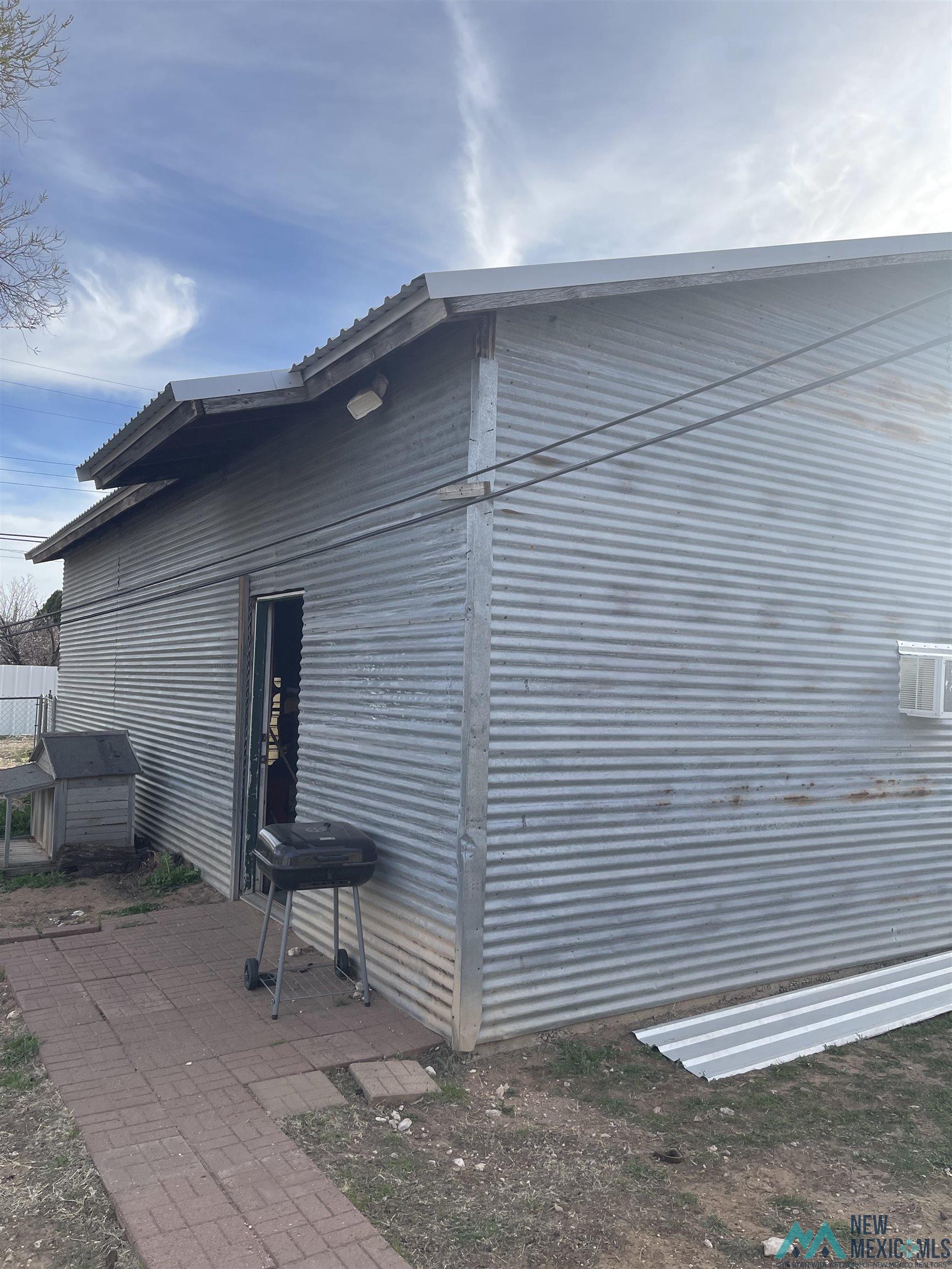 908 E Elbe Avenue