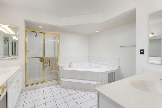 1528 Aberdeen Court Unit: 1528