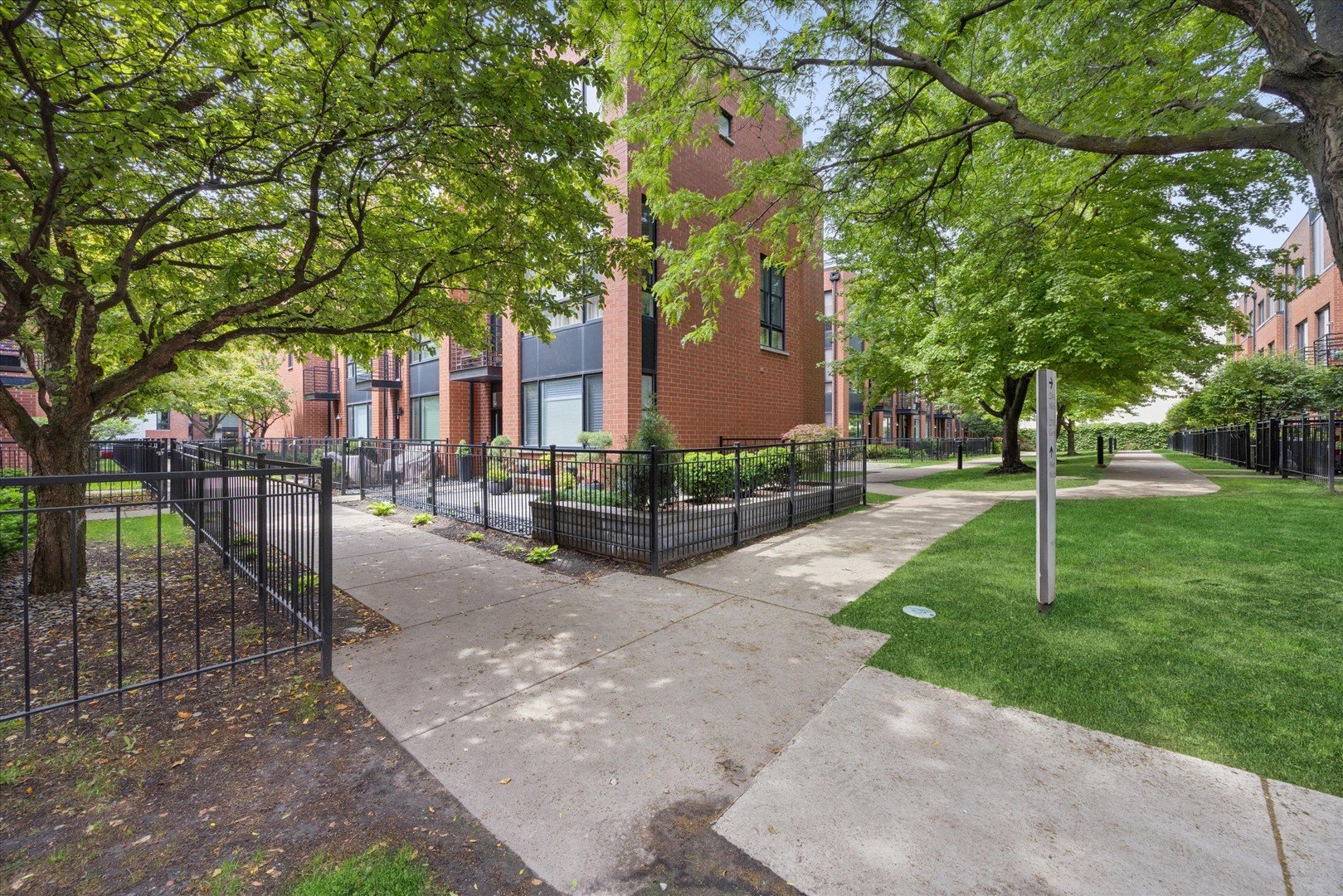 2318 W Wolfram Street