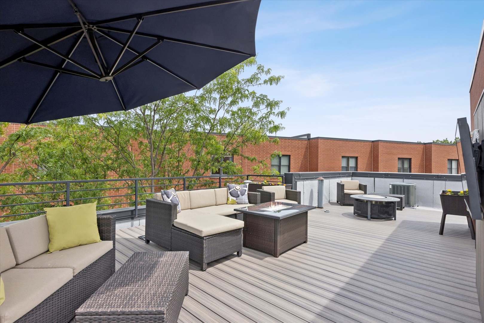 2318 W Wolfram Street
