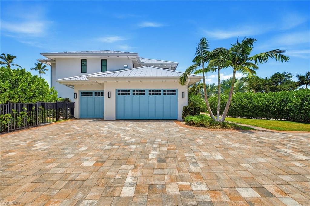 692 Banyan BLVD
