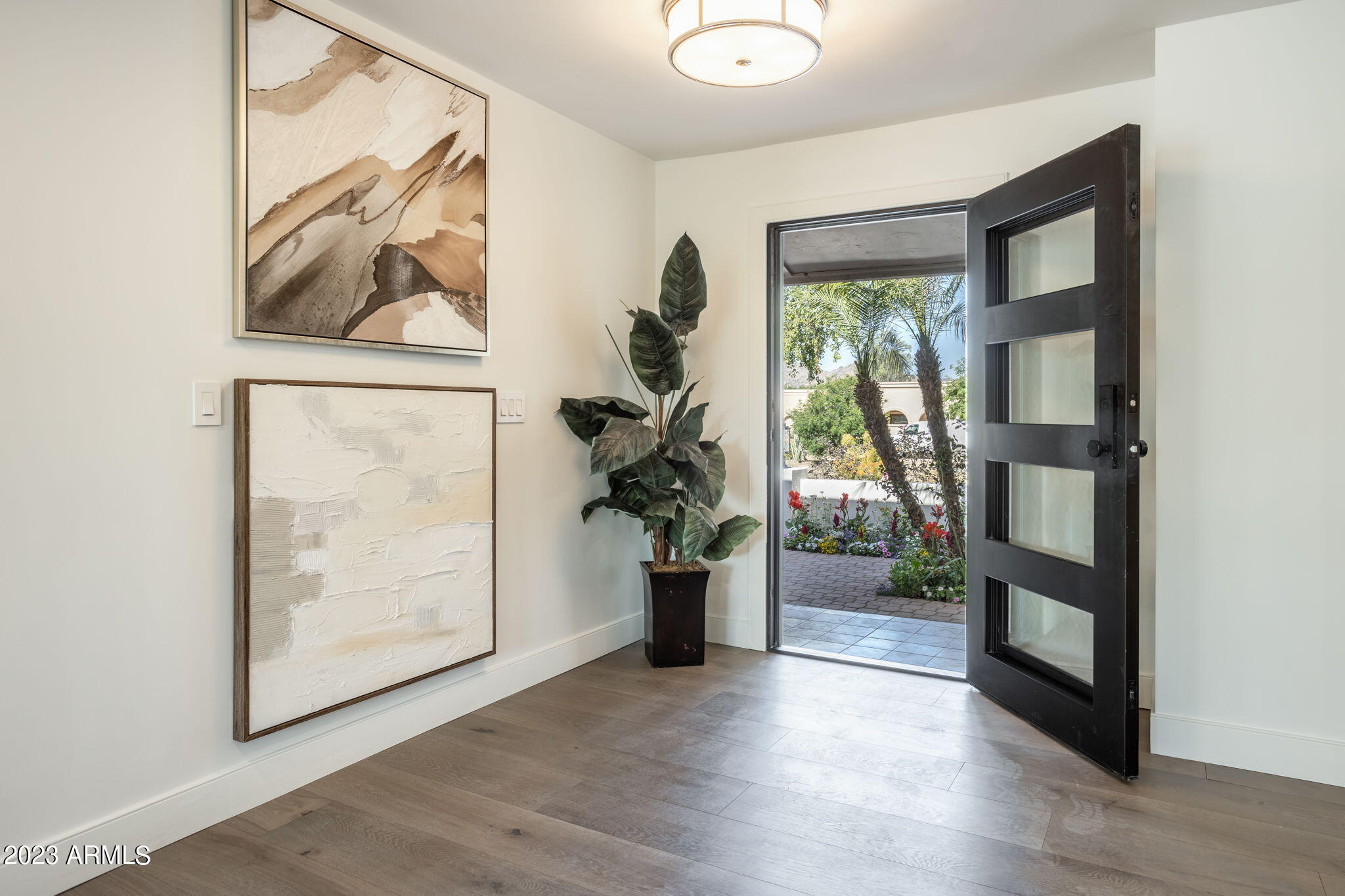 8113 N VIA DE LAGO --