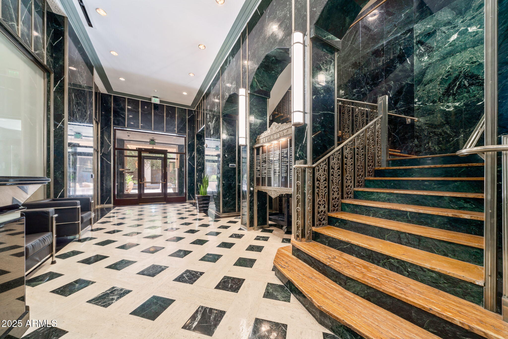 114 W ADAMS Street, 202