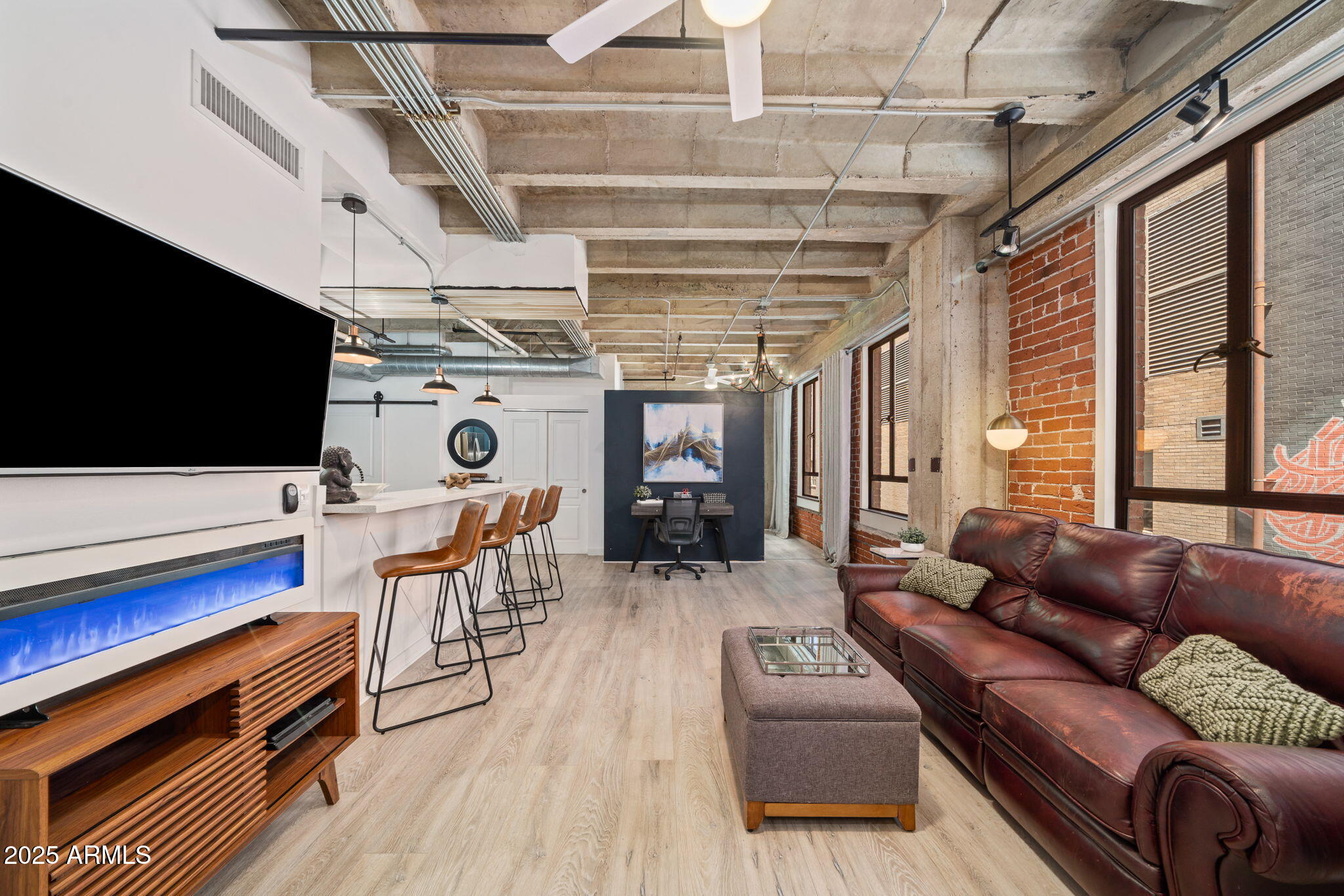 114 W ADAMS Street, 202