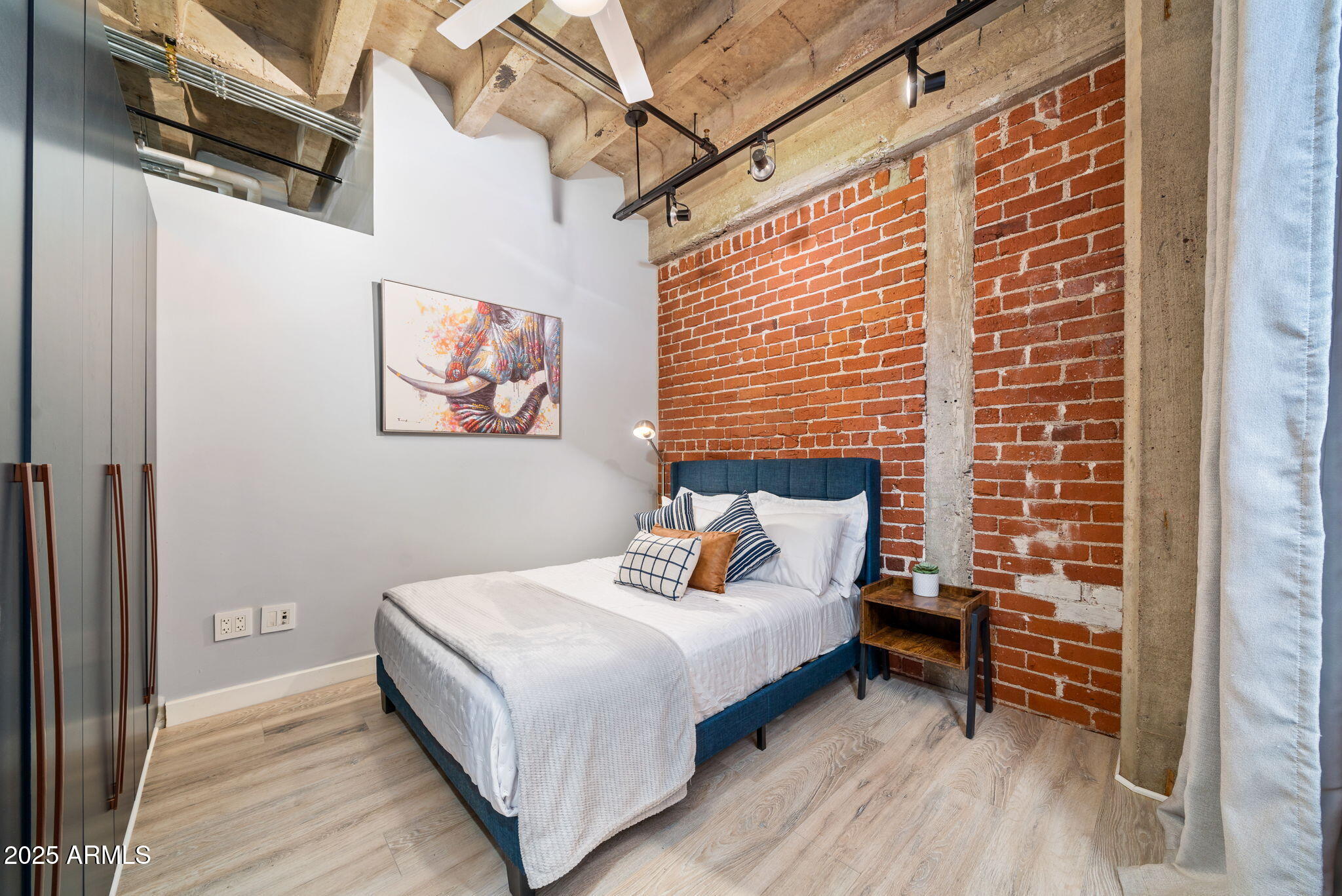 114 W ADAMS Street, 202