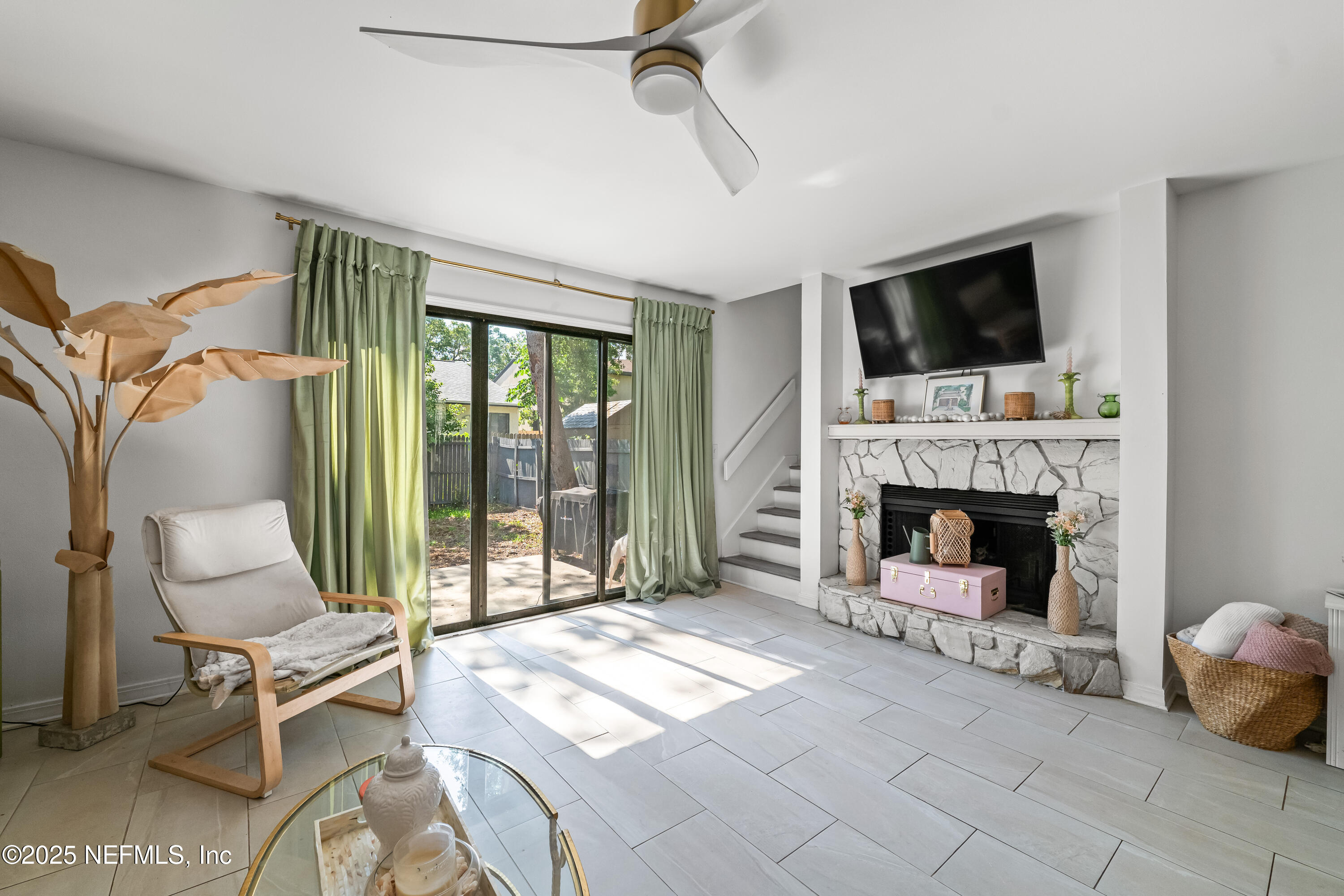 1172 W ROMAINE Circle