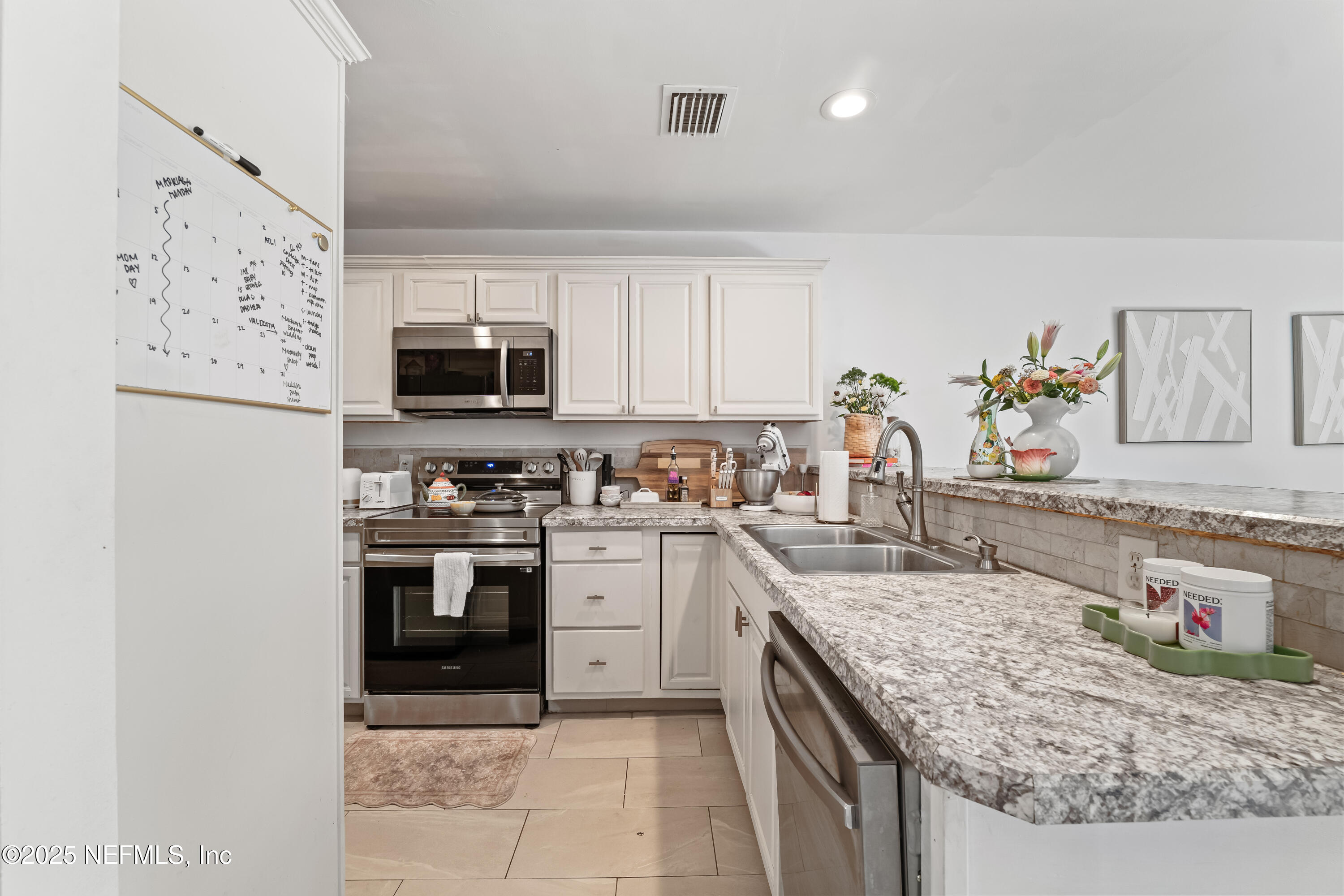 1172 W ROMAINE Circle