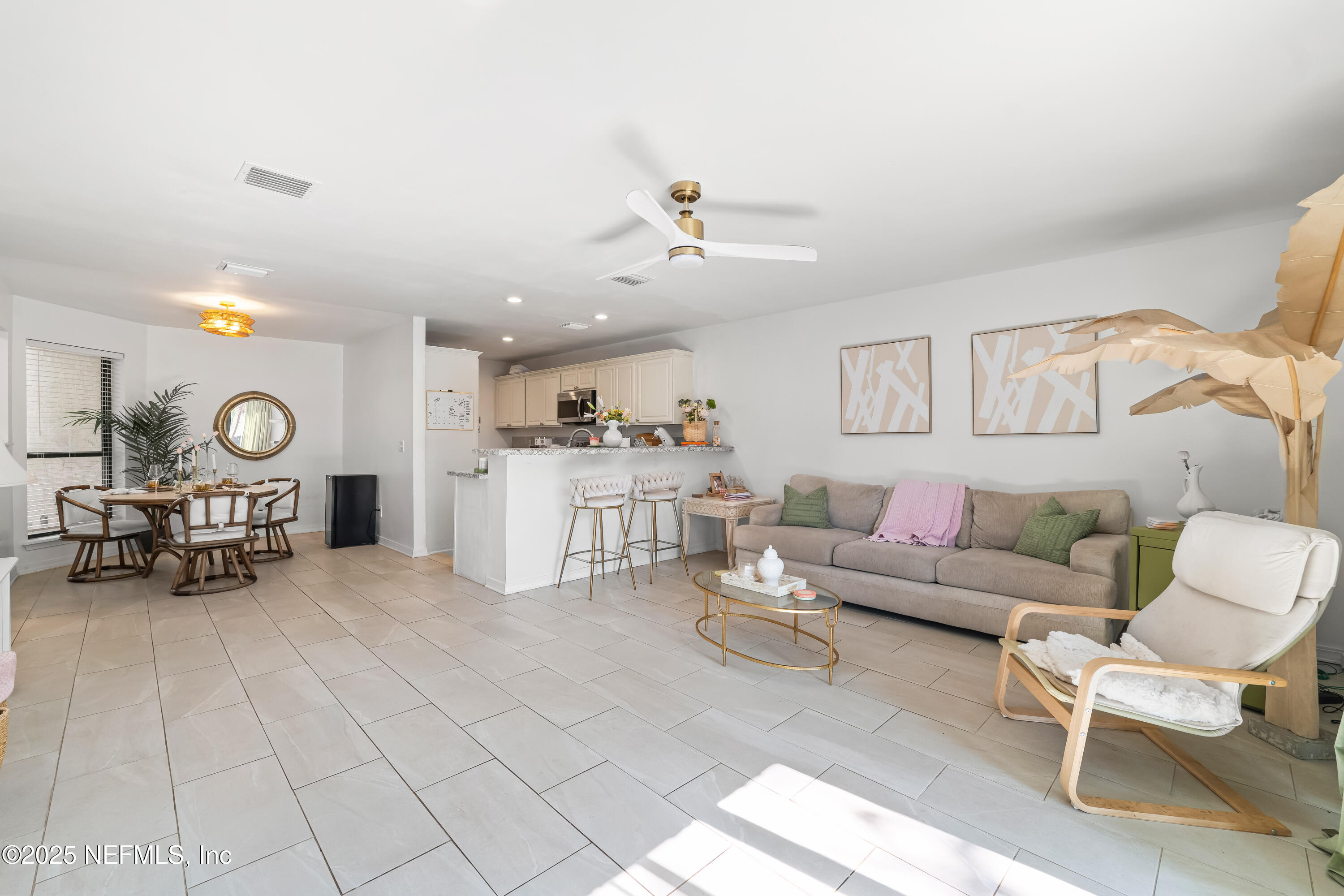 1172 W ROMAINE Circle