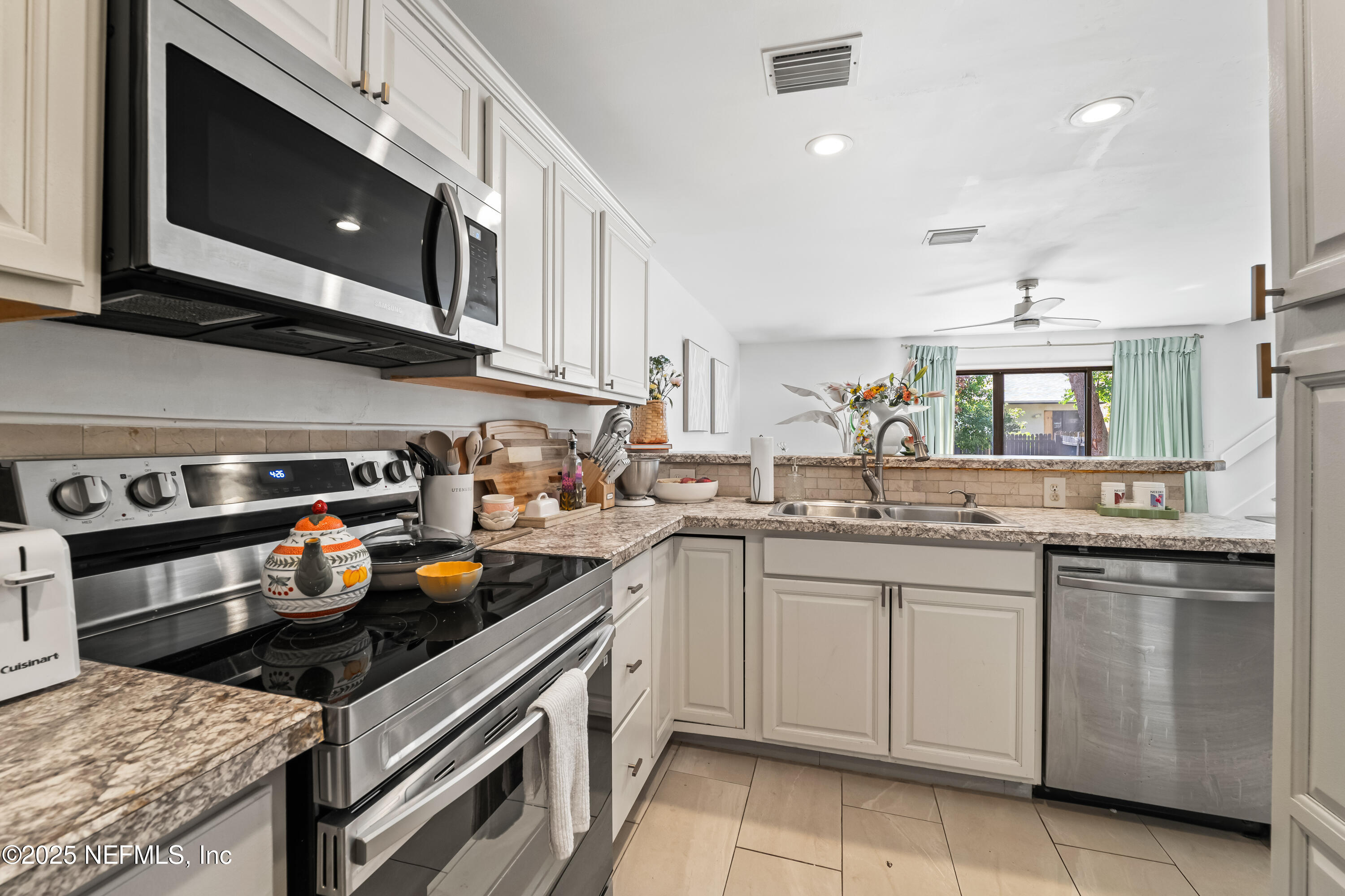 1172 W ROMAINE Circle