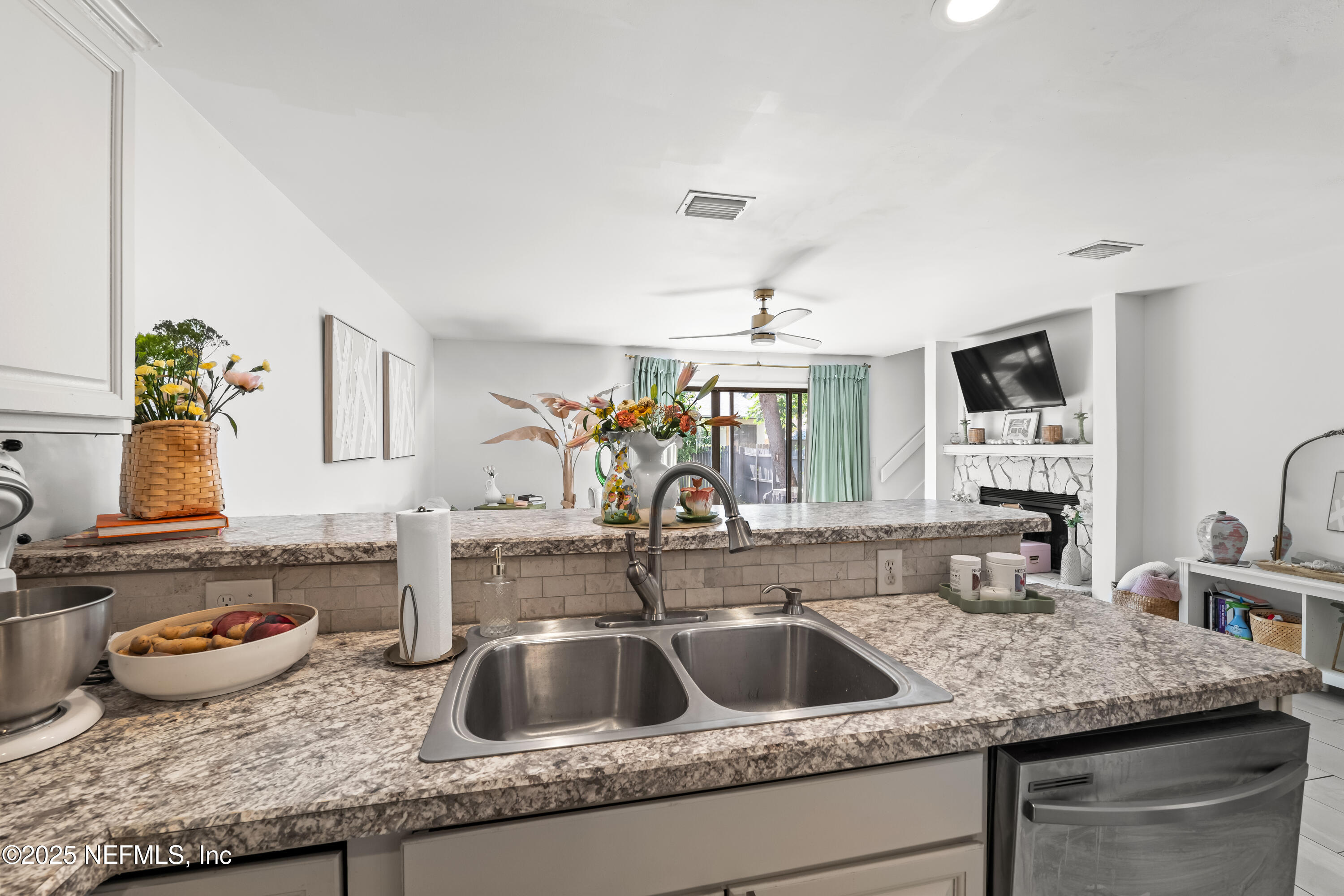1172 W ROMAINE Circle