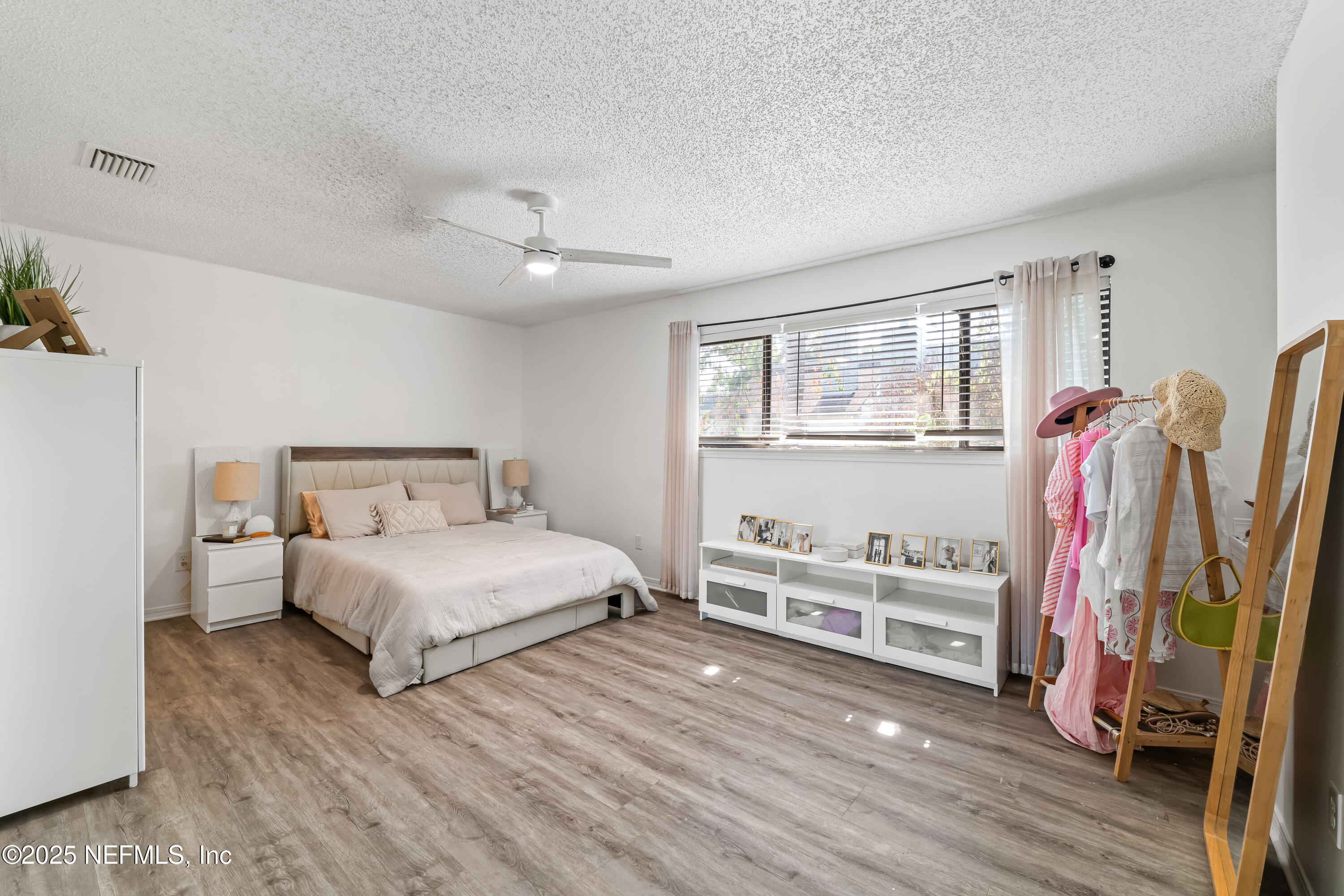 1172 W ROMAINE Circle