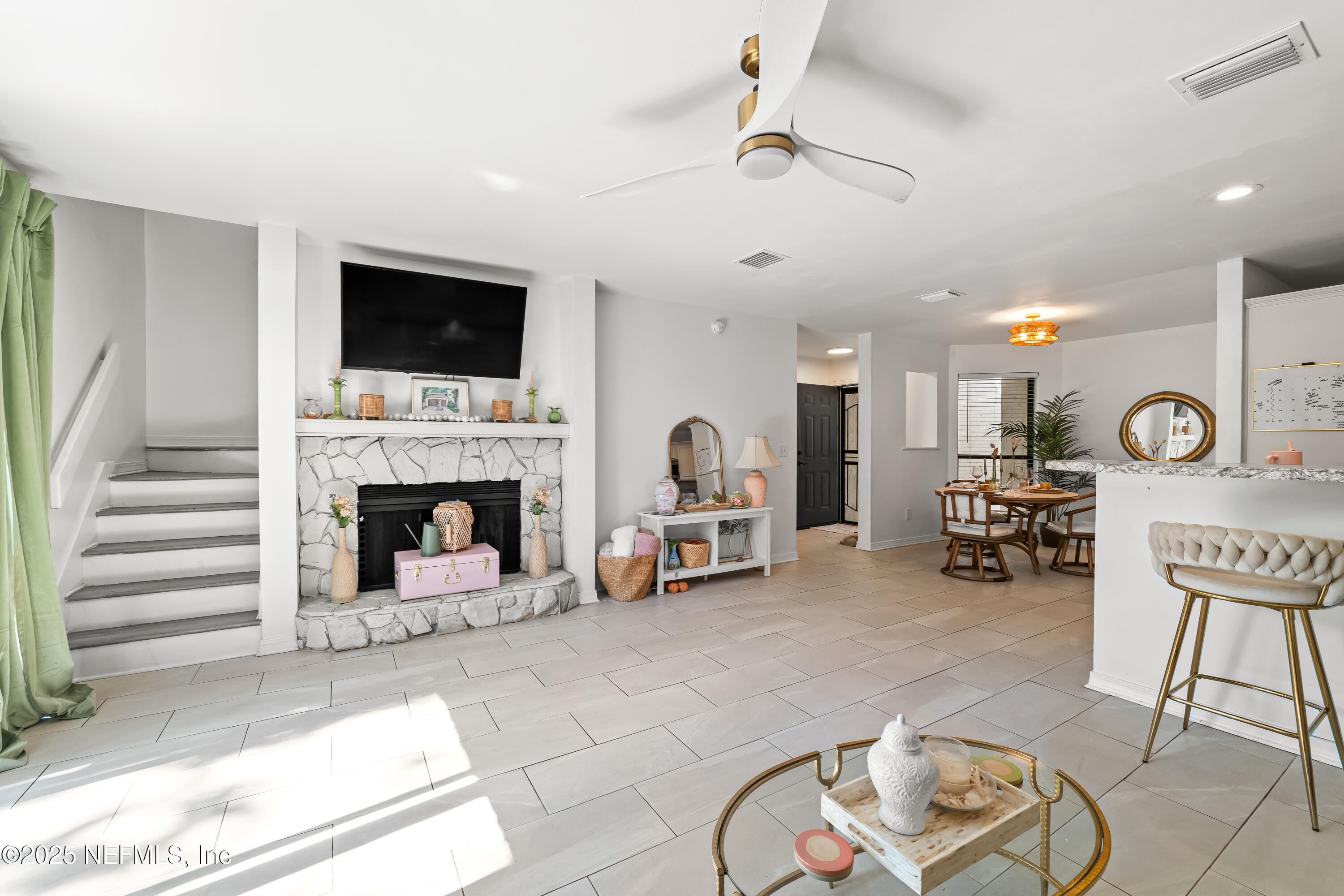 1172 W ROMAINE Circle
