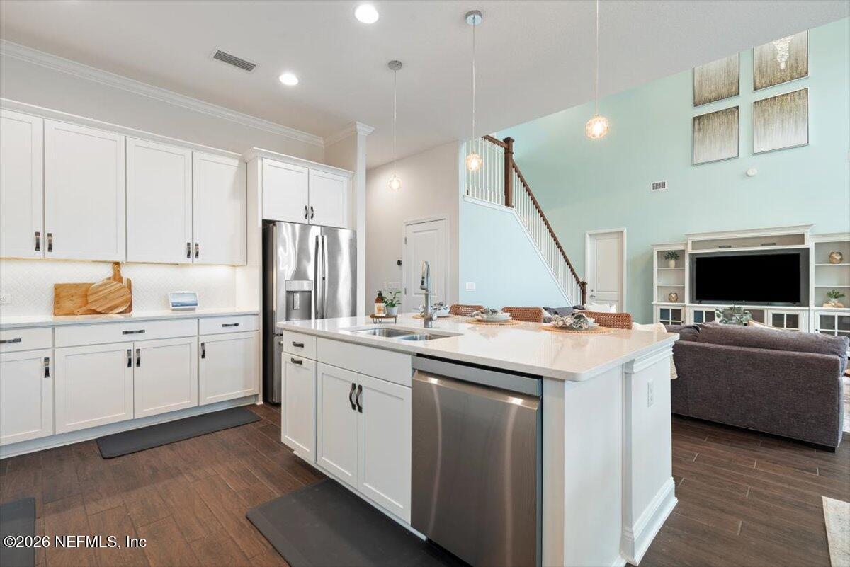 592 OUTLOOK Drive