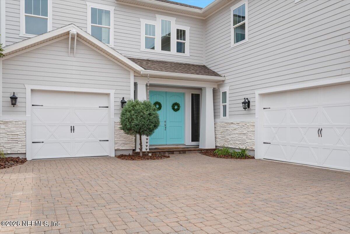 592 OUTLOOK Drive
