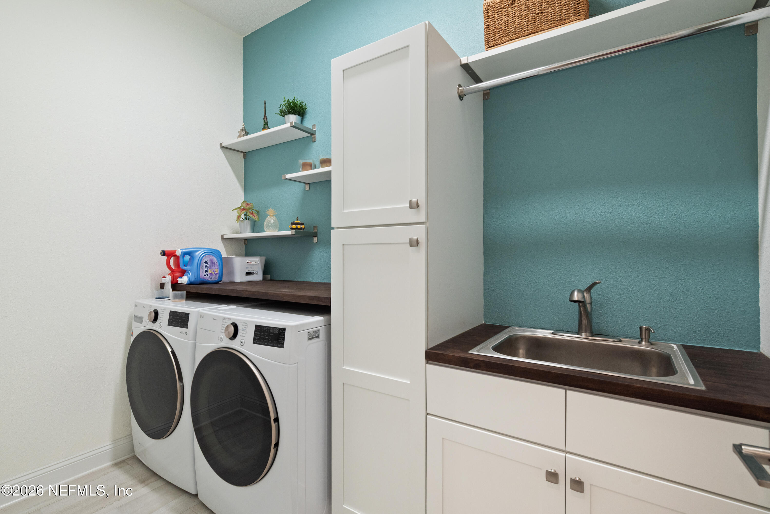 431 PALM CREST Drive