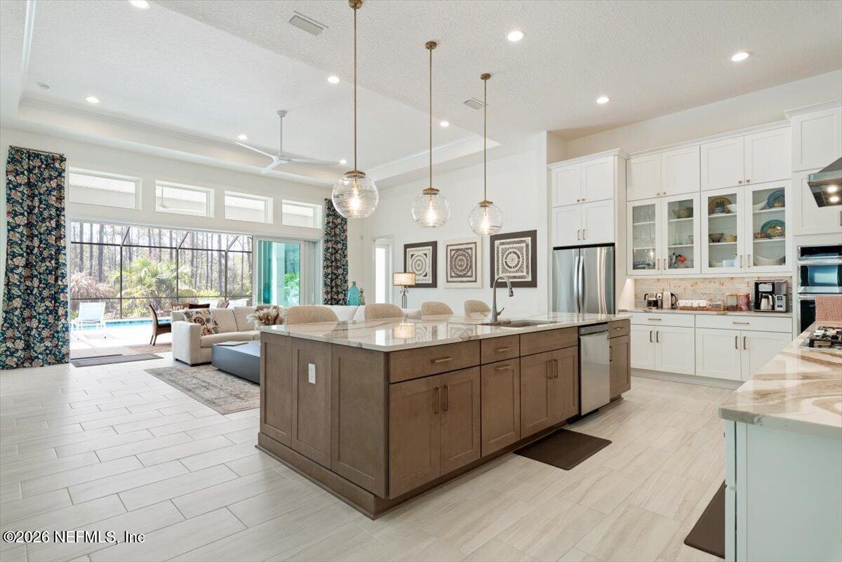 431 PALM CREST Drive