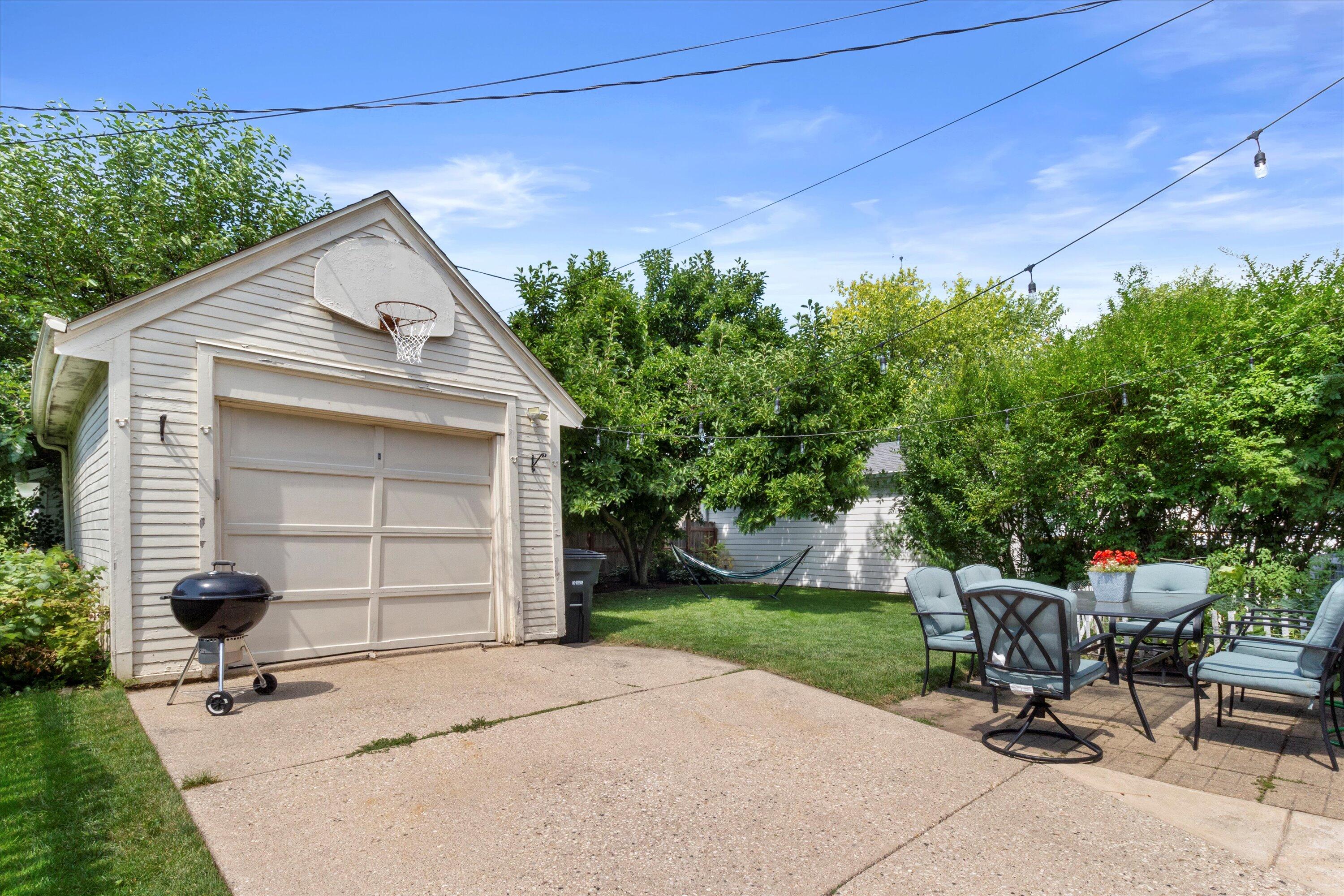 2445 N 84th St