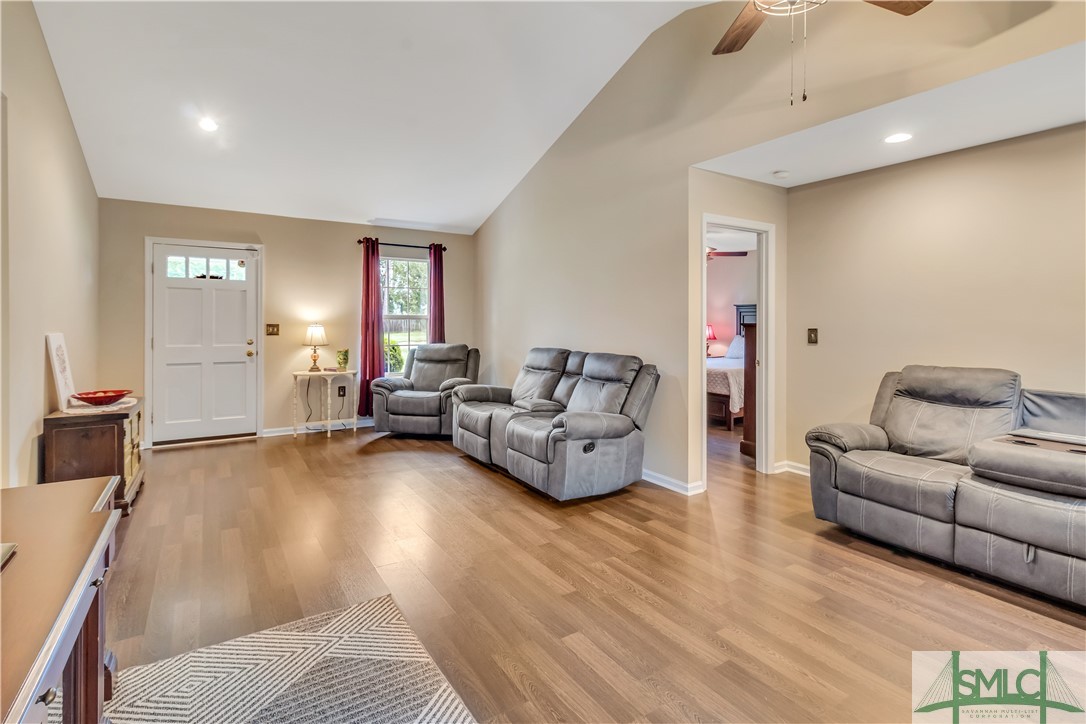 8 W Cameron Court