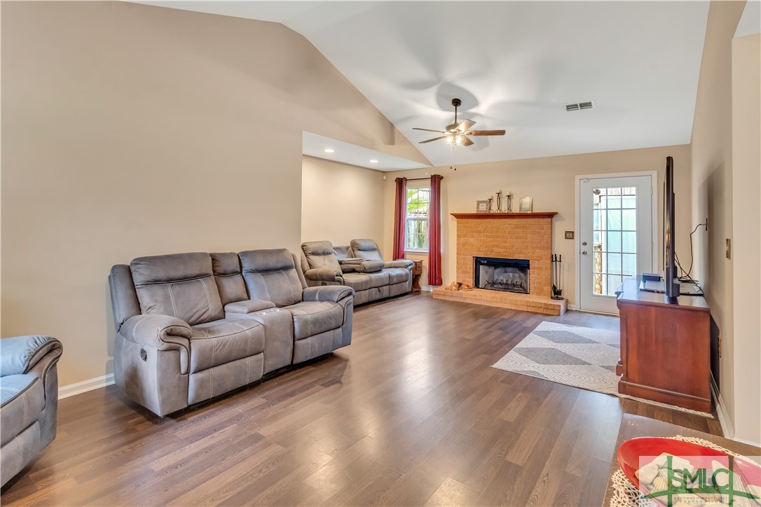 8 W Cameron Court