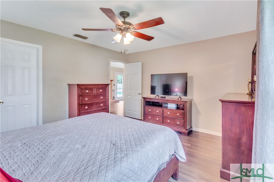 8 W Cameron Court