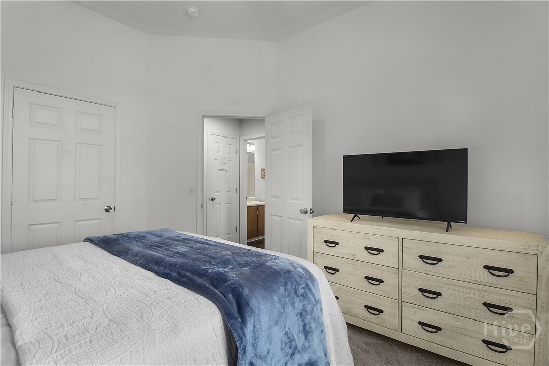105 W Tisbury Lane