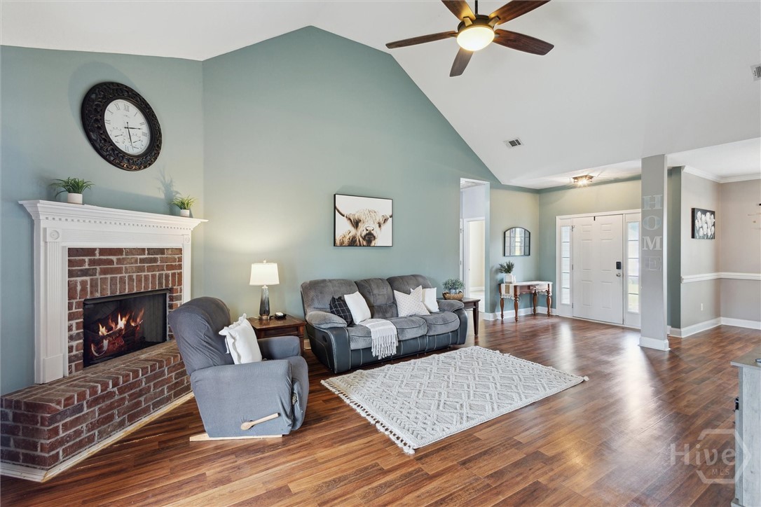 112 Kingsley Drive N