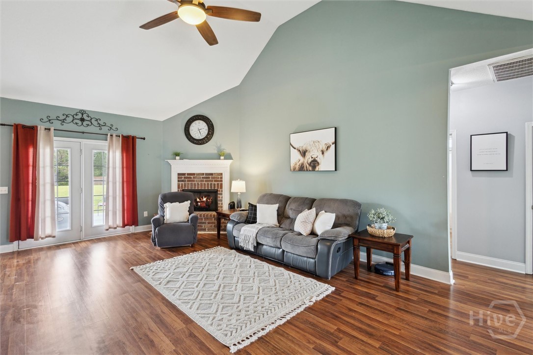 112 Kingsley Drive N