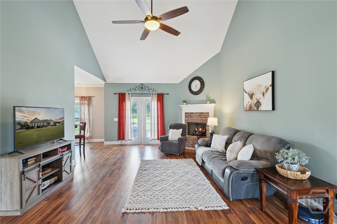 112 Kingsley Drive N