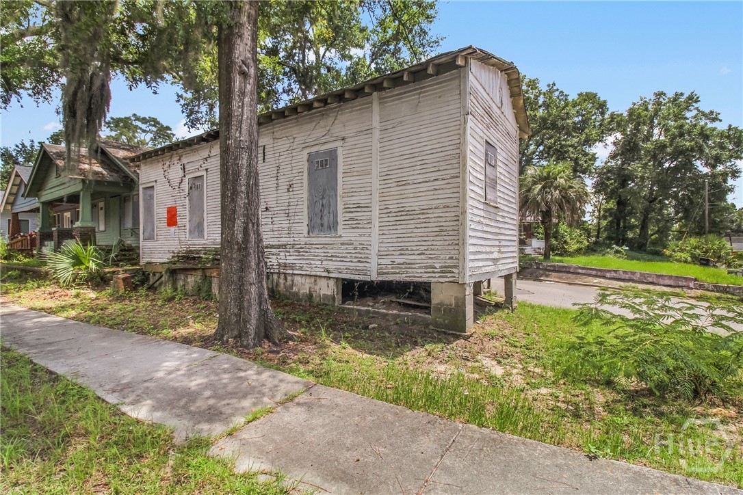 827 W 39th Street