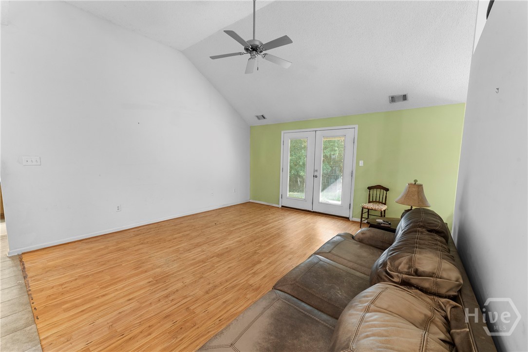 138 Meadowside Lane