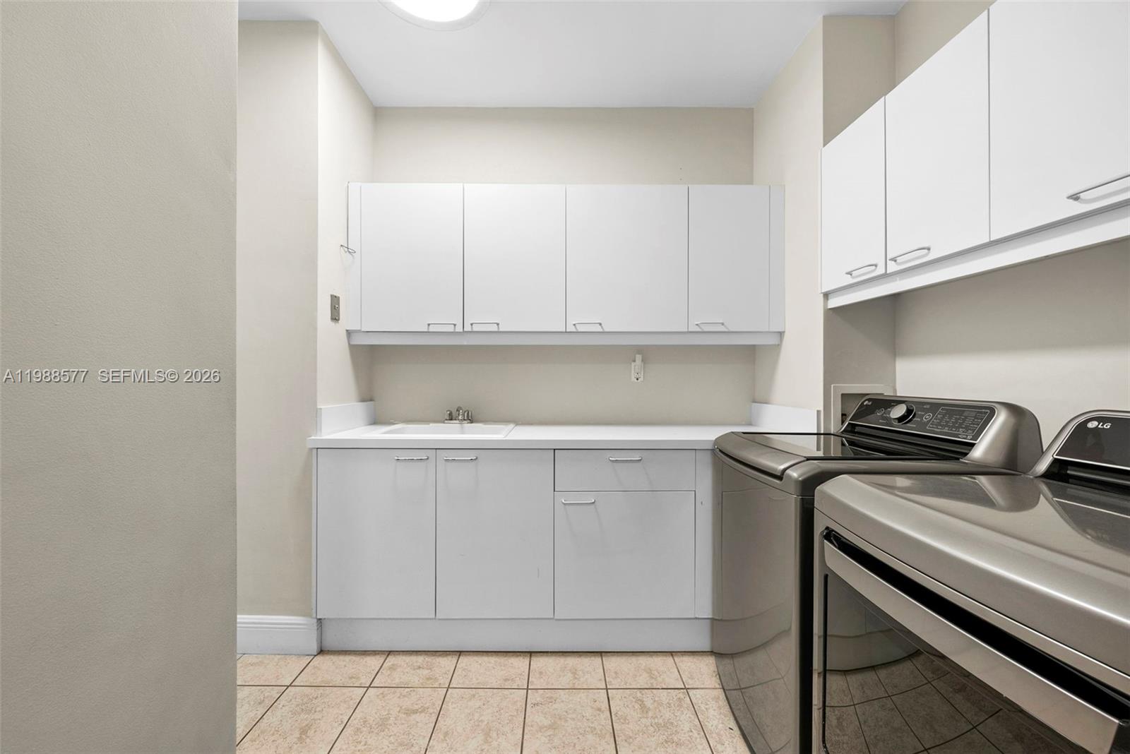 10 Edgewater Dr Unit: Lanai South